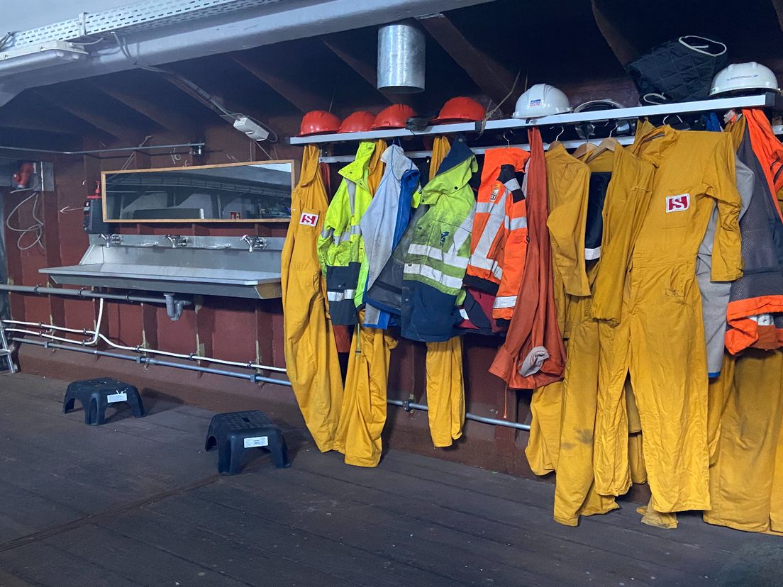 De leerlingen werken en slapen een paar maanden aan boord van het schip en gaan daarna op stage