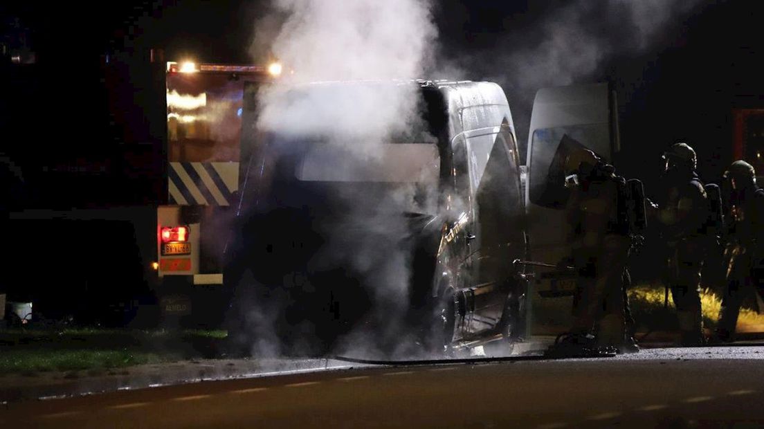 Bestelbus brandt uit in Kampen