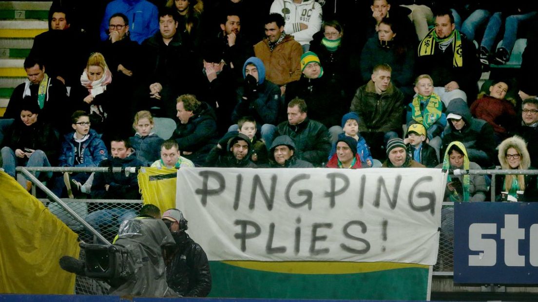 ADO - Willem II: spandoek van supporters gericht aan eigenaar Hui Wang.