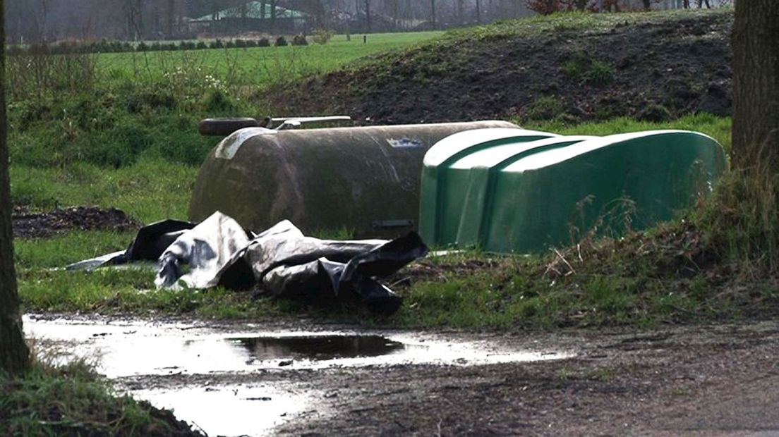 Een bekend beeld bij boerderijen: een kadaverkap op het land