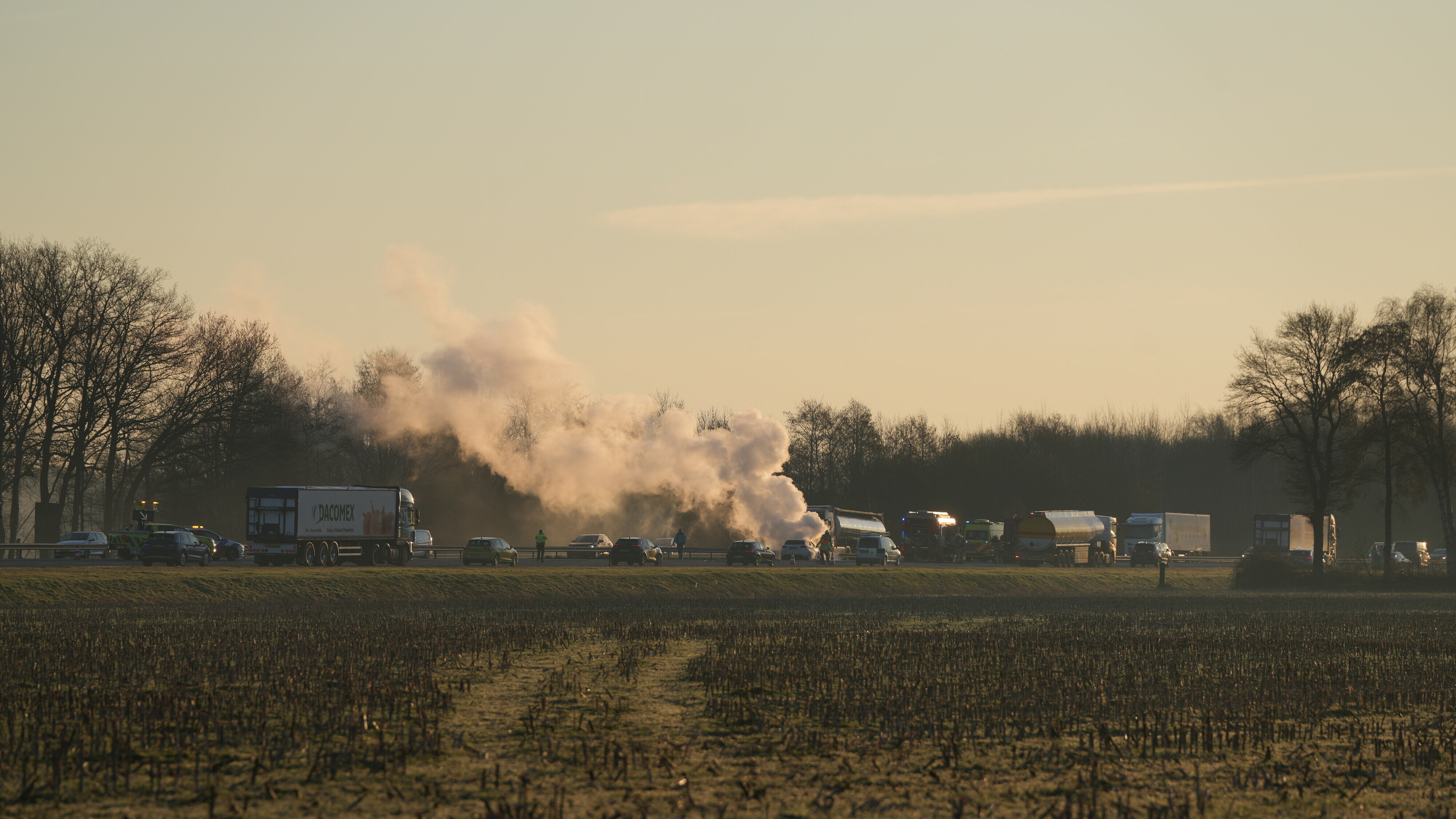 Auto in brand op A28 bij de Wijk, weg inmiddels weer vrijgegeven