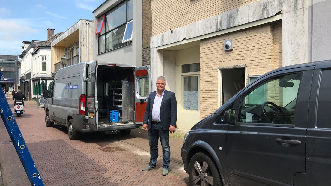 David Maas heeft bijna alle winkelpanden in de Singelpassage aan de oostkant opgekocht, om er 32 appartementen te bouwen (Rechten: Margriet Benak / RTV Drenthe)