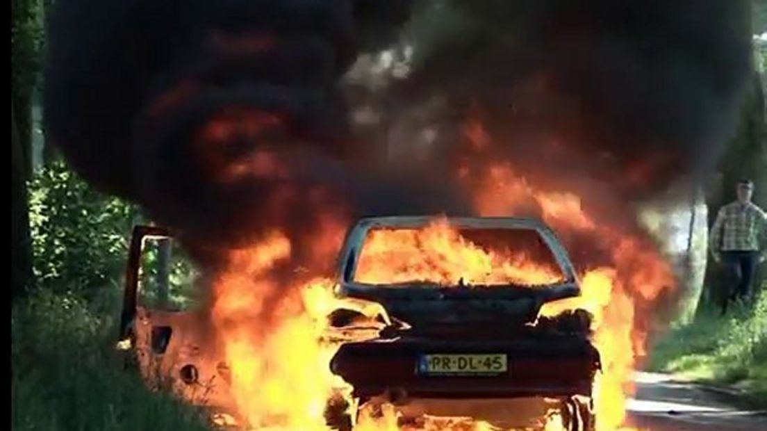 De auto vatte door onbekende reden vlam