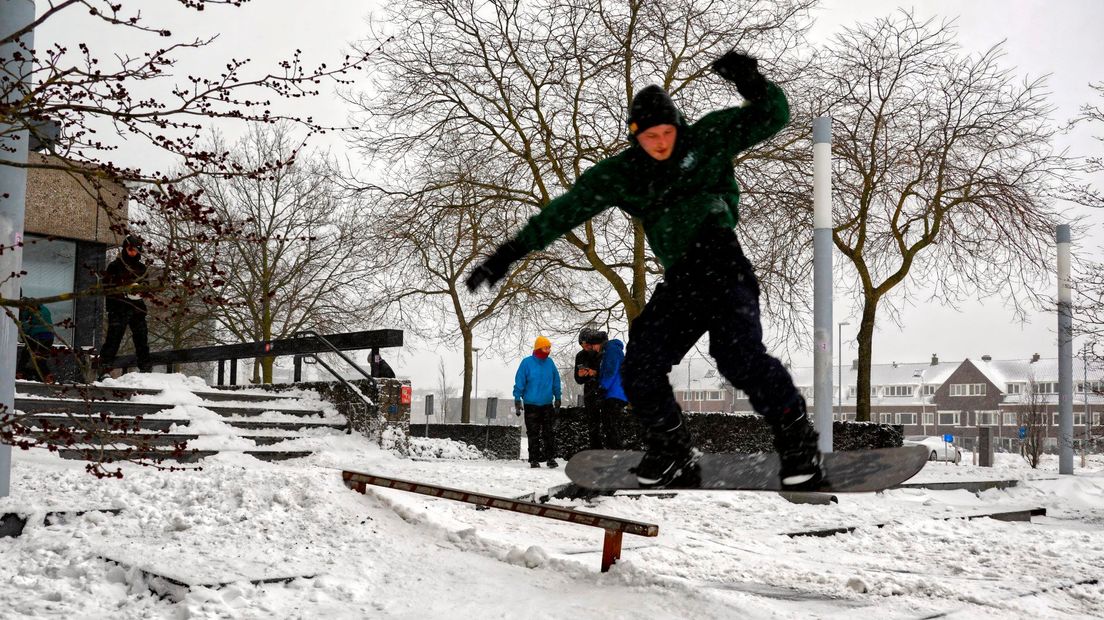 Lekker snowboarden op straat in Utrecht.