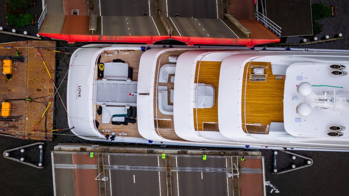 80 meter lang megajacht heeft slechts 50 centimeter ruimte om zich tussen bruggen te wurmen