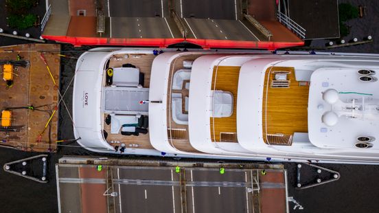Megajacht vaart dwars door binnenstad en heeft bij bruggen slechts 50 centimeter ruimte Nieuws