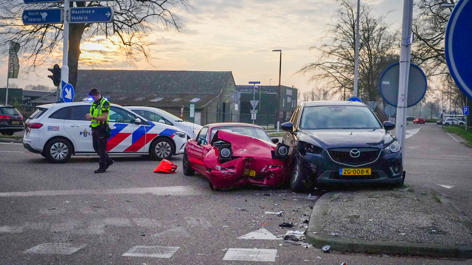 Twee autos zwaar beschadigd na botsing in Hegelsom.