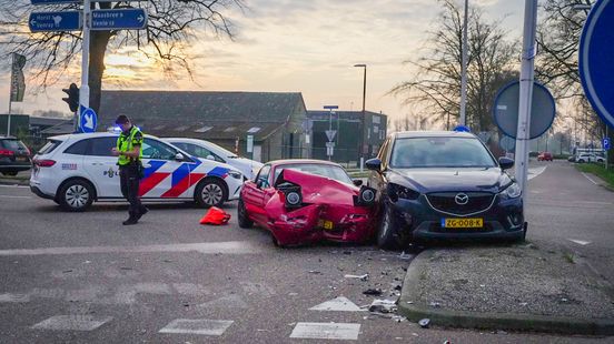 Twee autos zwaar beschadigd na botsing in Hegelsom. Twee autos zwaar beschadigd na botsing in Hegelsom.