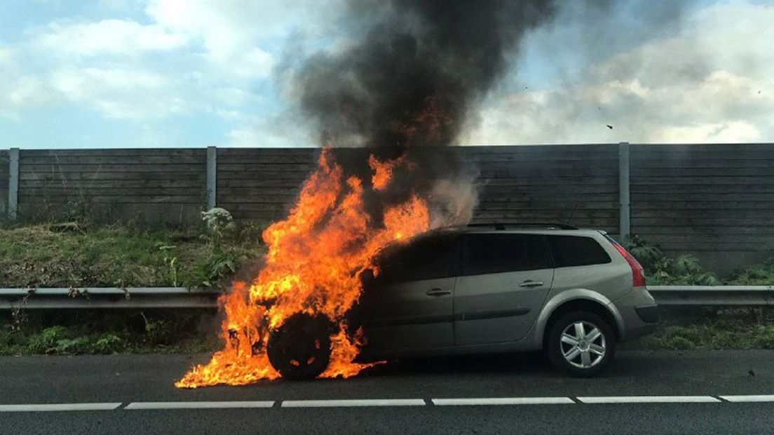 De auto vatte vlam op de A7.