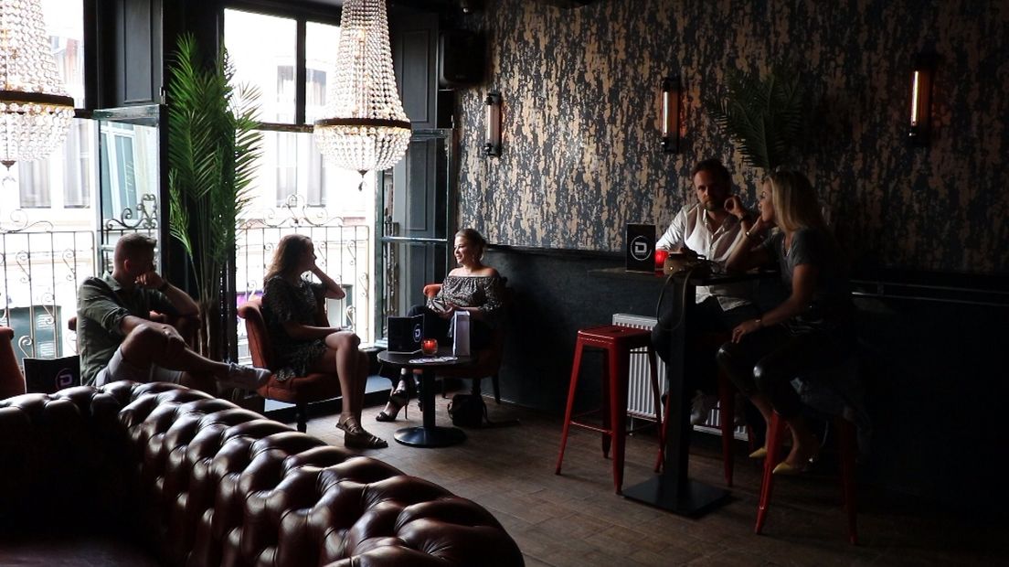 Mensen kunnen weer in het café terecht.