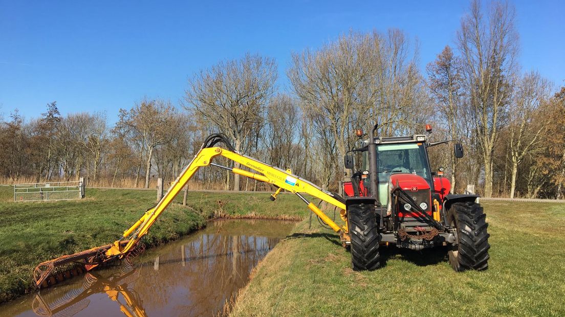 Onderhoud aan een sloot (Rechten: Waterschap Drents Overijsselse Delta)