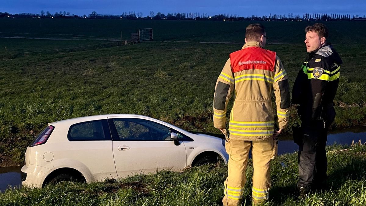 Auto belandt in sloot bij Nieuwland