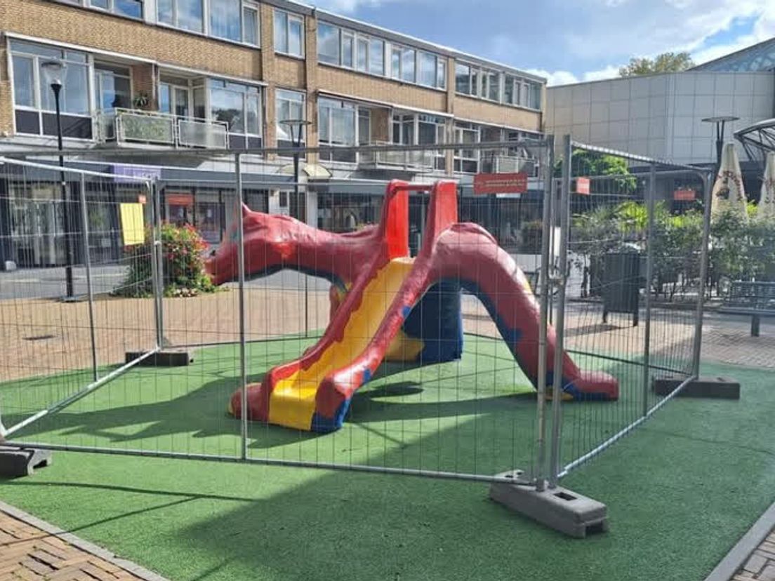 De draak is omringd door hekken