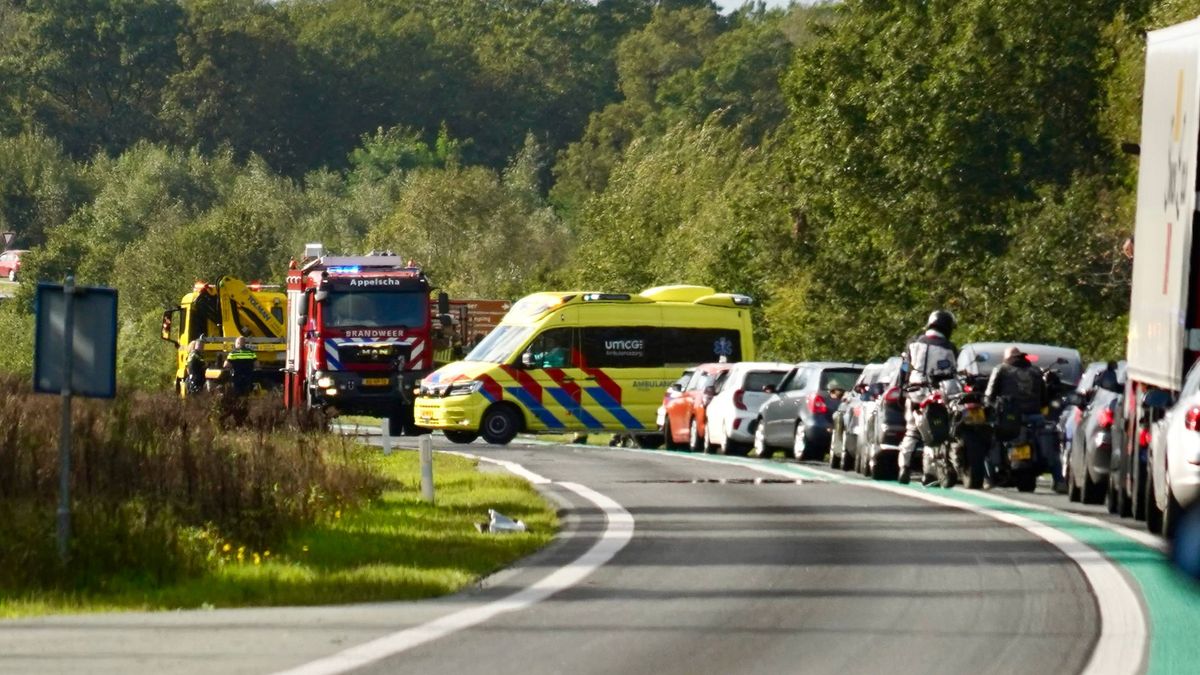 Weg tussen Hoogersmilde en Appelscha weer open nadat auto over de kop vliegt