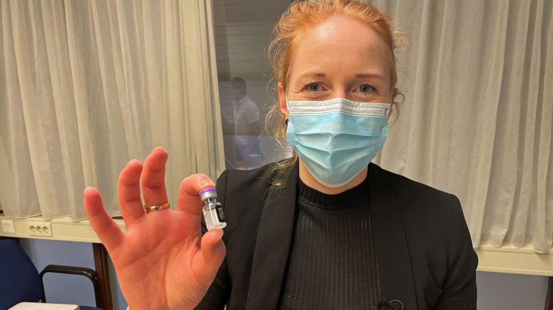 Coördinator COVID-19 Tessa Wijmans met een vaccin
