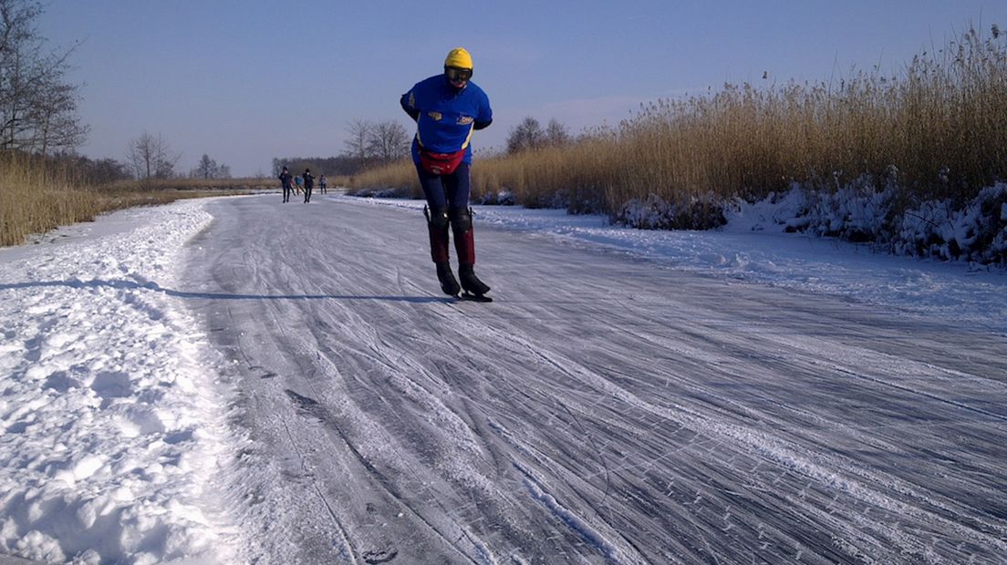 Schaatser in de Weerribben Wieden