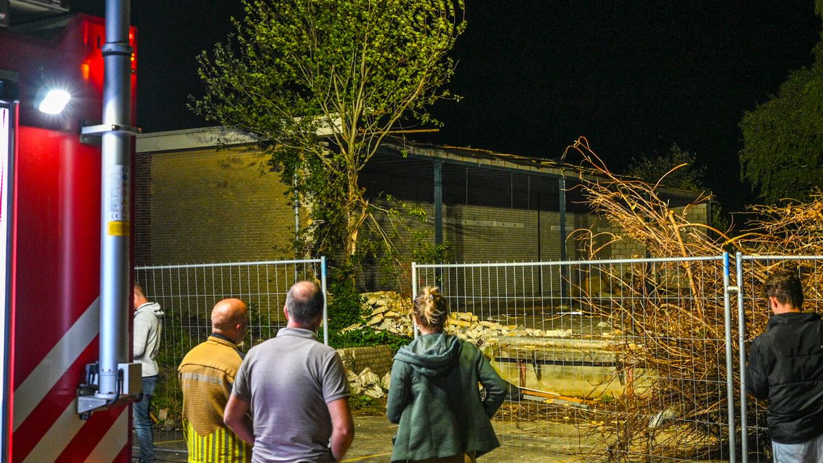 Dak van oude fabriek Surhuisterveen dreigt weg te waaien | Drie personen gewond bij frontale botsing