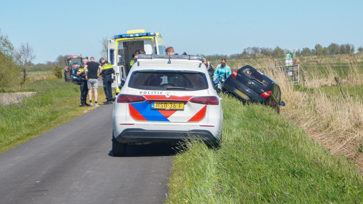 Auto raakt van de weg bij Kollumerzwaag