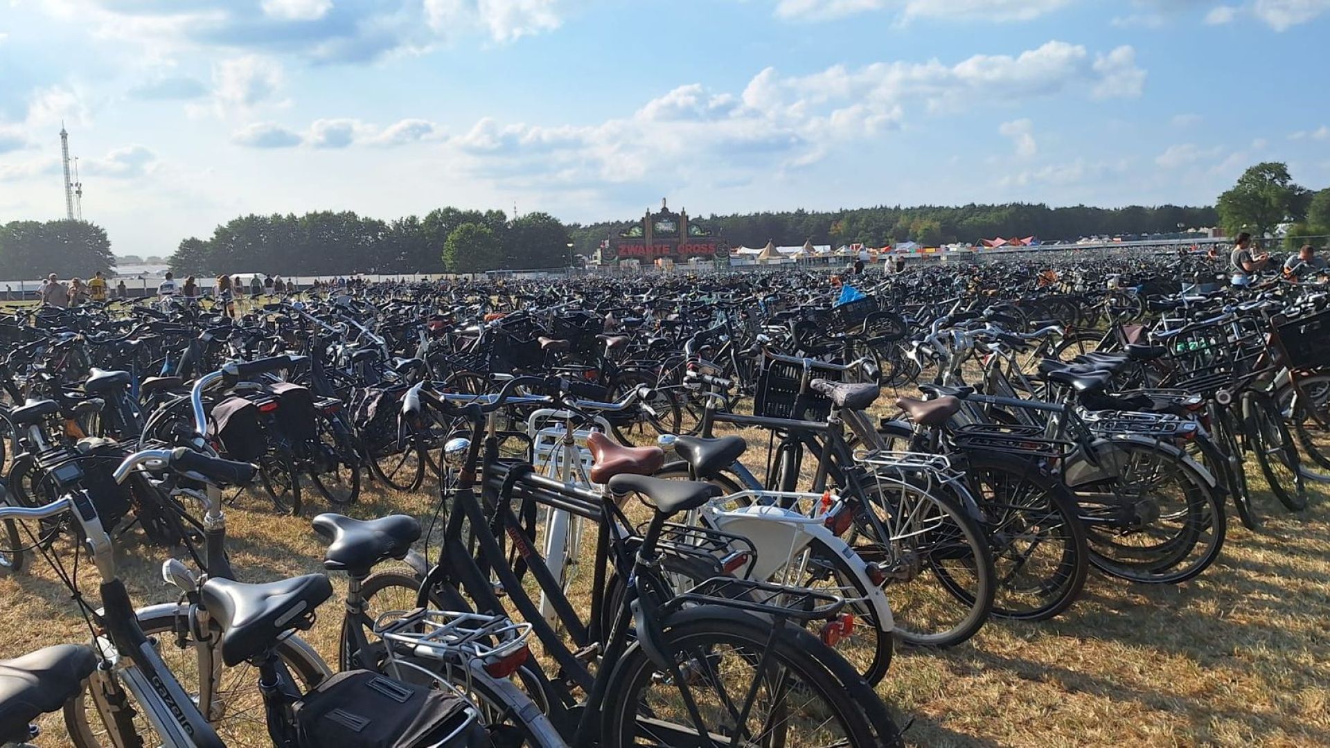 Duizenden fietsen op de Zwarte Cross.