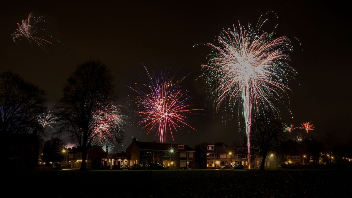 Lees terug: de jaarwisseling in Drenthe, met vuurwerk, brandjes en vreugdevuren