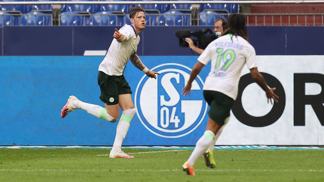 Wout Weghorst viert een doelpunt tegen Schalke 04 (Rechten: Hollandse Hoogte / DPA / Jürgen Fromme)