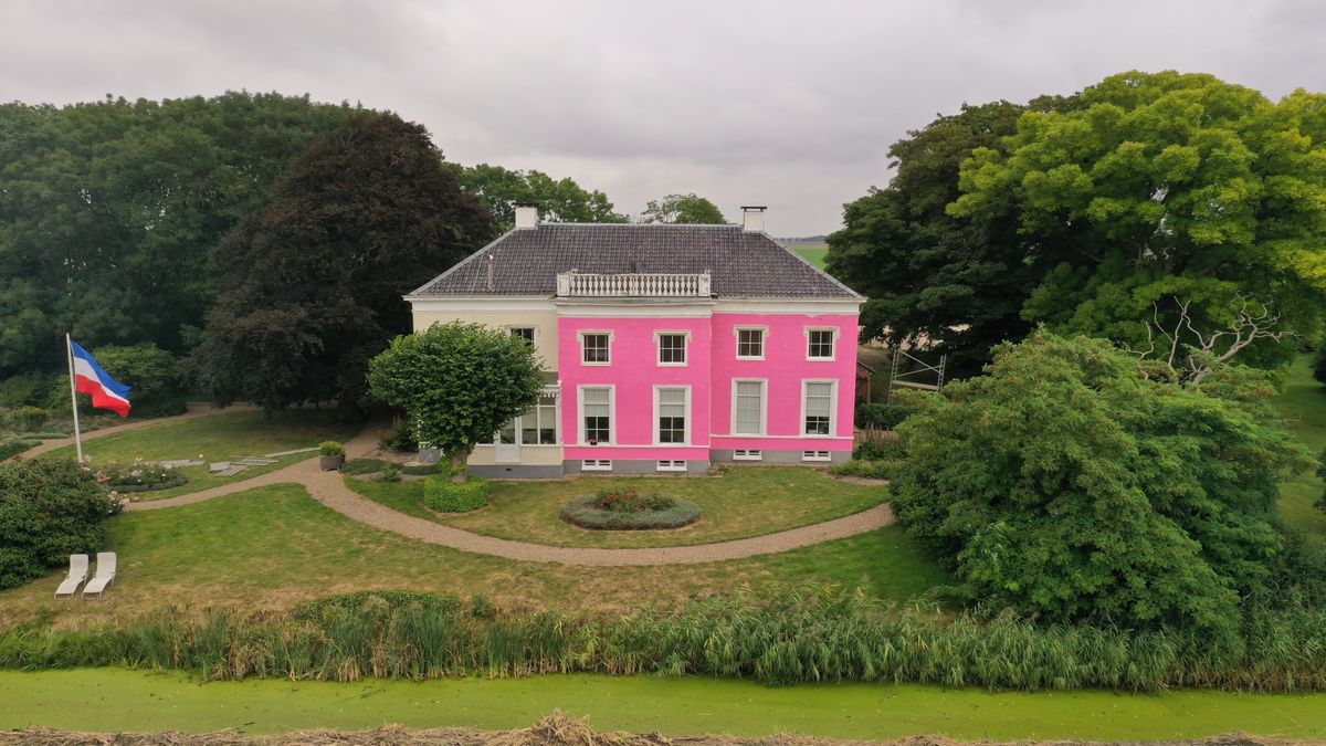 Veel reacties op knalroze geschilderde monumentale boerderij: ‘Het is gigantisch’