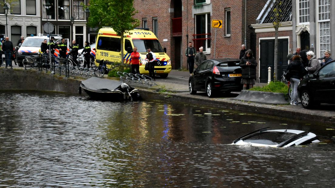 Auto met gezin te water in Gouda.