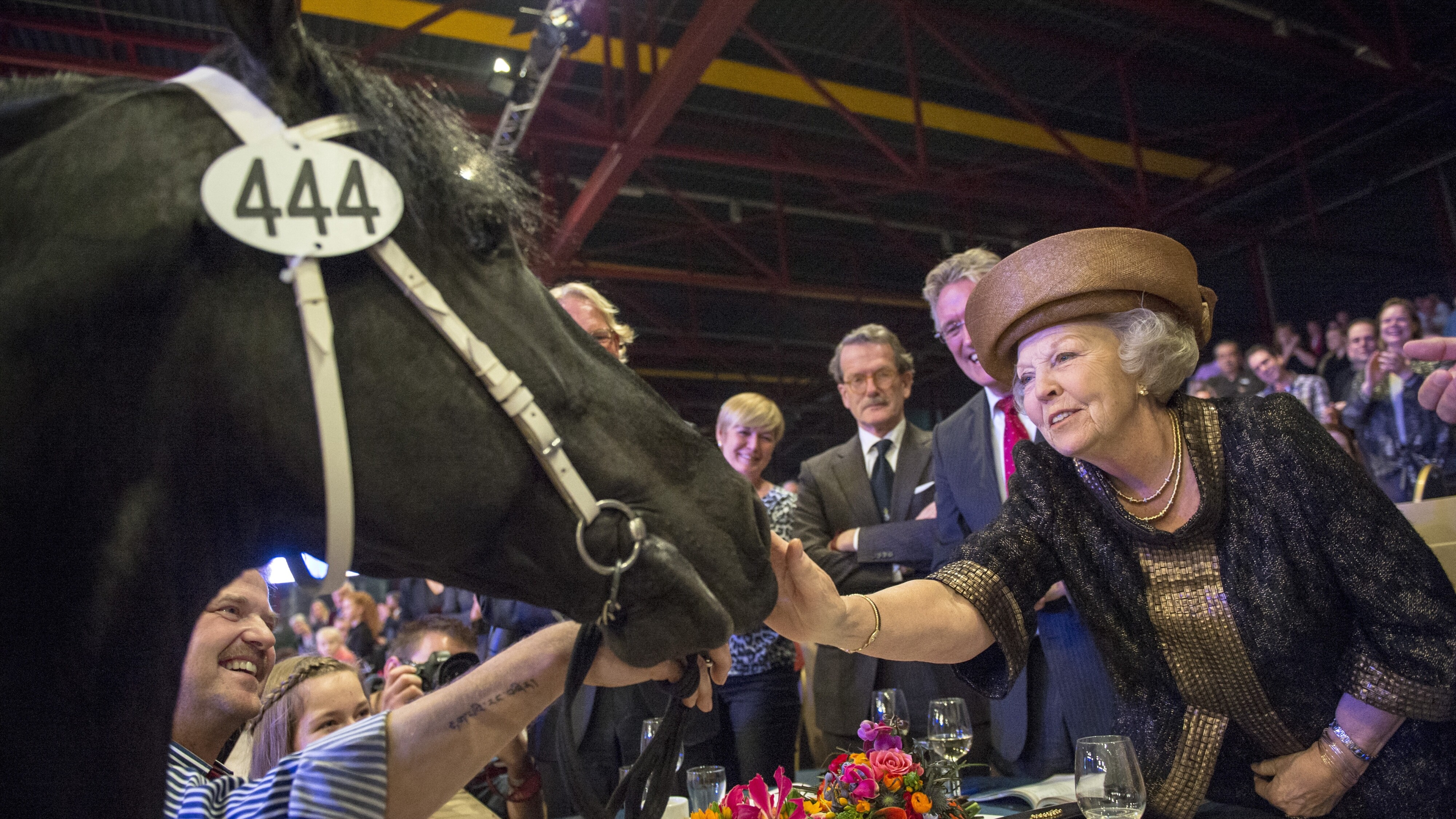 Prinses Beatrix mei alhiel kampioen Norbert 444 op de hynstekeuring yn 2014