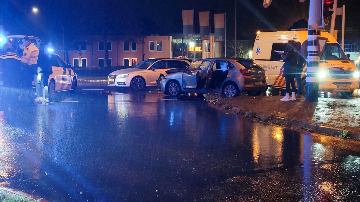 112 Nieuws: Blikschade bij botsing in Hengelo | Schuurbrand in Enter