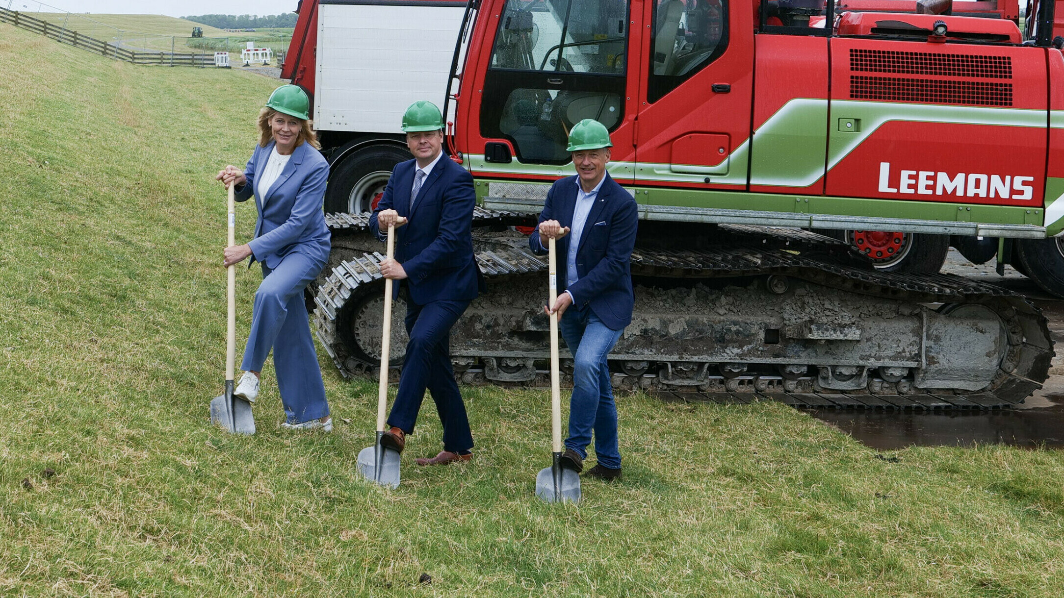 Dijkgraaf Luzette Kroon, Burgemeester Johannes Kramer en aannemer Arjan Leemans van het bedrijf dat het graafwerk uitvoert