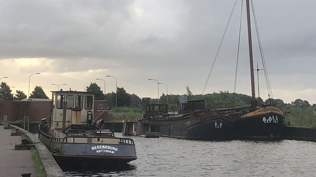 Deze schepen worden in Winschoten per opbod verkocht.