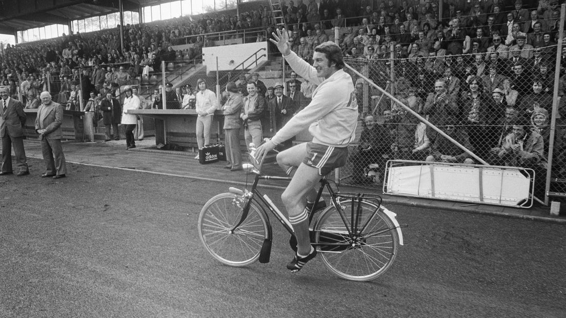 De Vries kreeg bij zijn afscheid een fiets cadeau van FC Twente