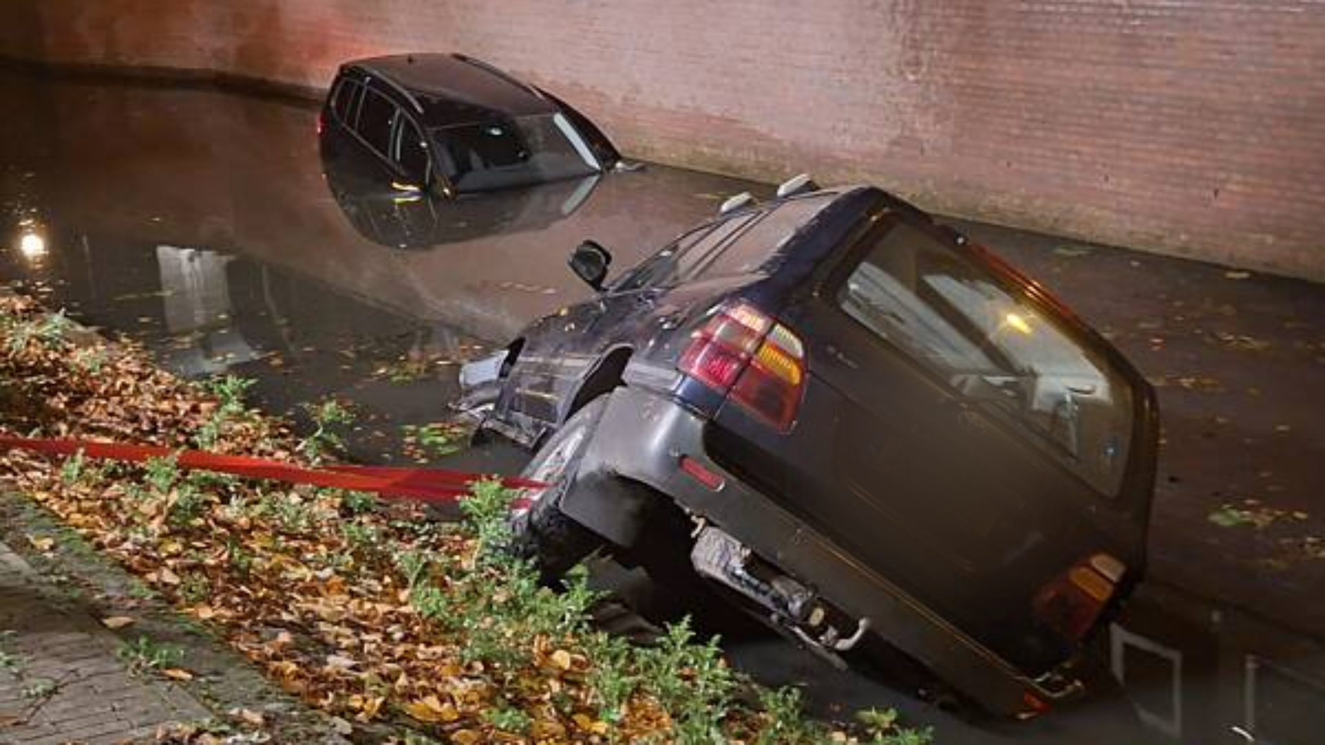 De vrouw gaf dusdanig hard gas dat ze de geparkeerde auto de gracht in botste en er vervolgens zelf achteraan ging.