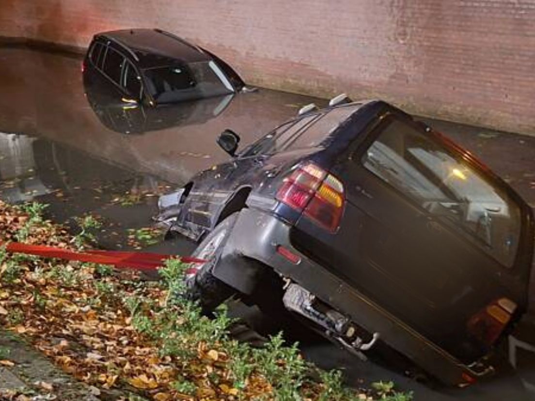 De vrouw gaf dusdanig hard gas dat ze de geparkeerde auto de gracht in botste en er vervolgens zelf achteraan ging.