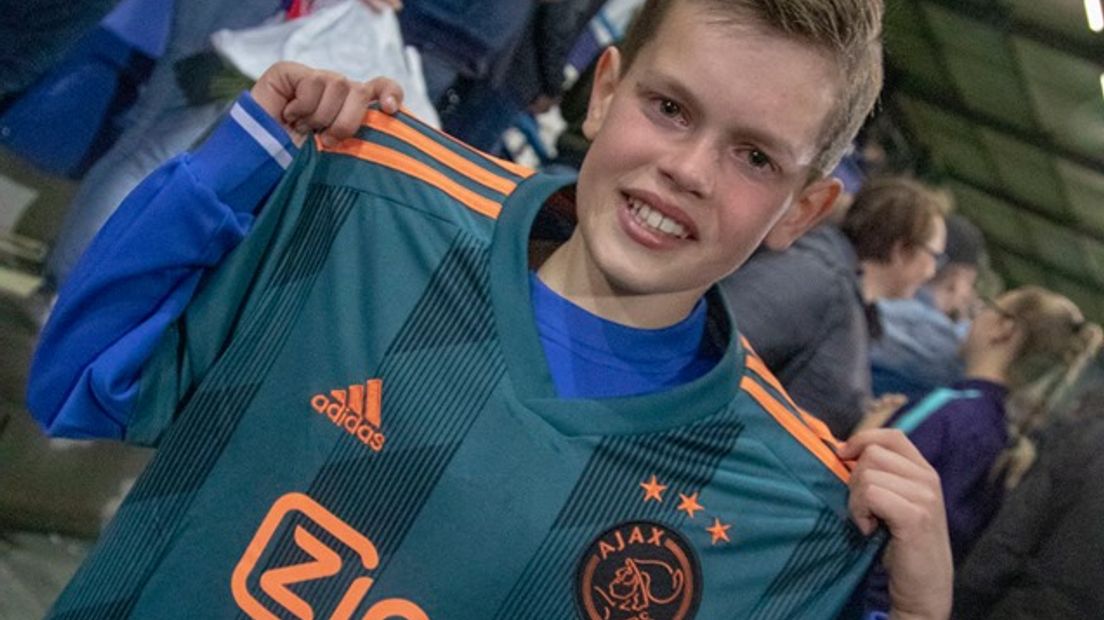 De 11-jarige Twan uit Zevenaar is al zijn leven lang groot fan van Klaas-Jan Huntelaar. Woensdag kwam zijn droom uit, toen hij na de kampioenswedstrijd tussen De Graafschap en Ajax het shirt van zijn grote idool kreeg.