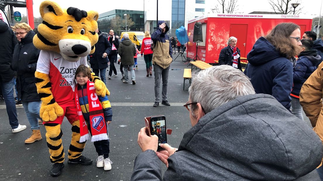 De mascotte van FC Utrecht maakt overuren.