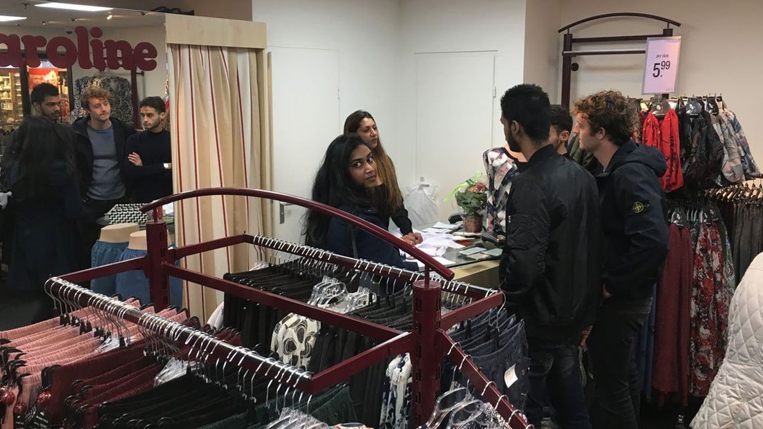 Studenten van de Haagse Hogeschool doen onderzoek in winkelcentrum Mariahoeve