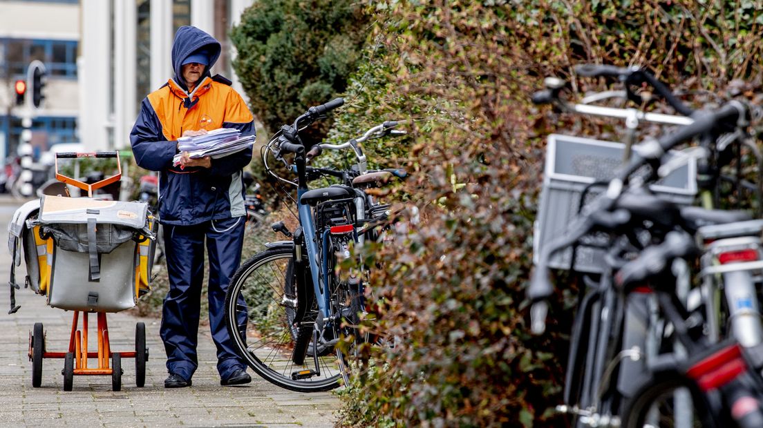Een postbezorger in Leidschendam