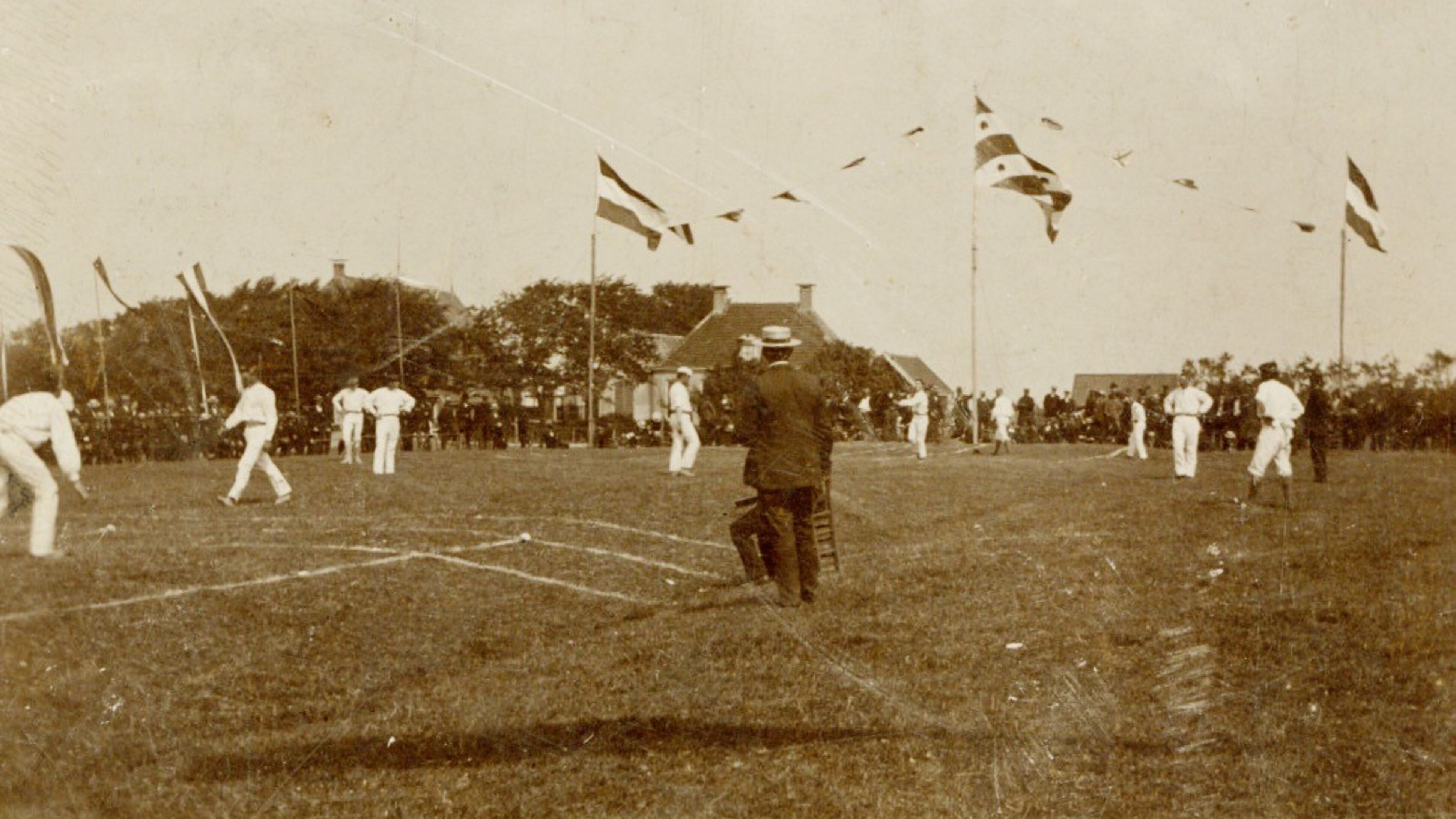 Mannen op een bondswedstrijd van de Harlinger kaatsvereniging Eendracht in 1916