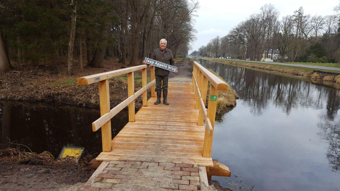 Jaap Appelo op 'zijn' brug (Rechten: RTV Drenthe/Dylan de Lange)