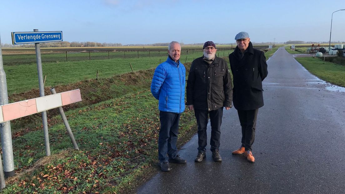 Amateurhistoricus Bert Staats en leden van de werkgroep op de plek waar de gedenksteen komt te liggen (Rechten: RTV Drenthe)