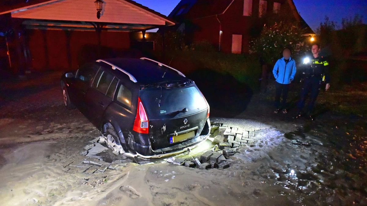 Automobilist komt vast te zitten in sinkhole na leidingbreuk in Beringe