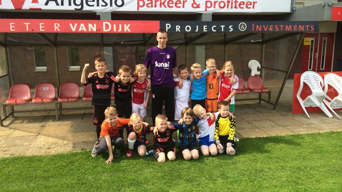 Kinderen op de foto met een speler van FC Emmen