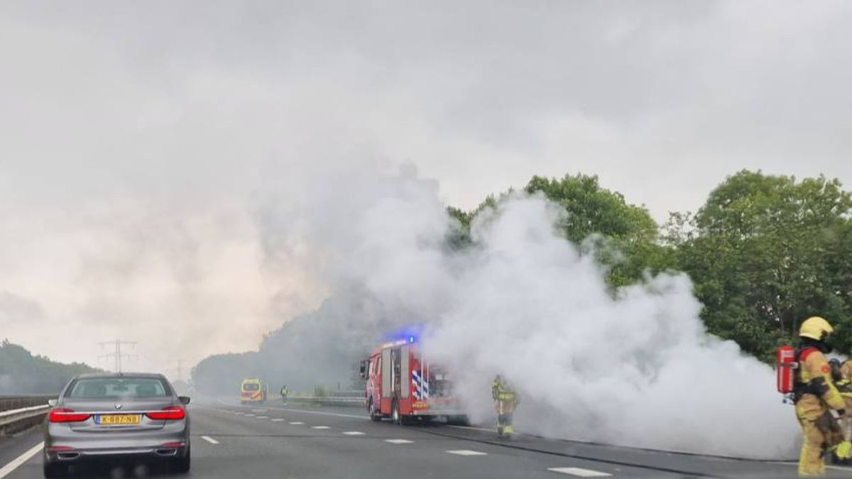Auto vliegt in brand op A35 bij Bornerbroek