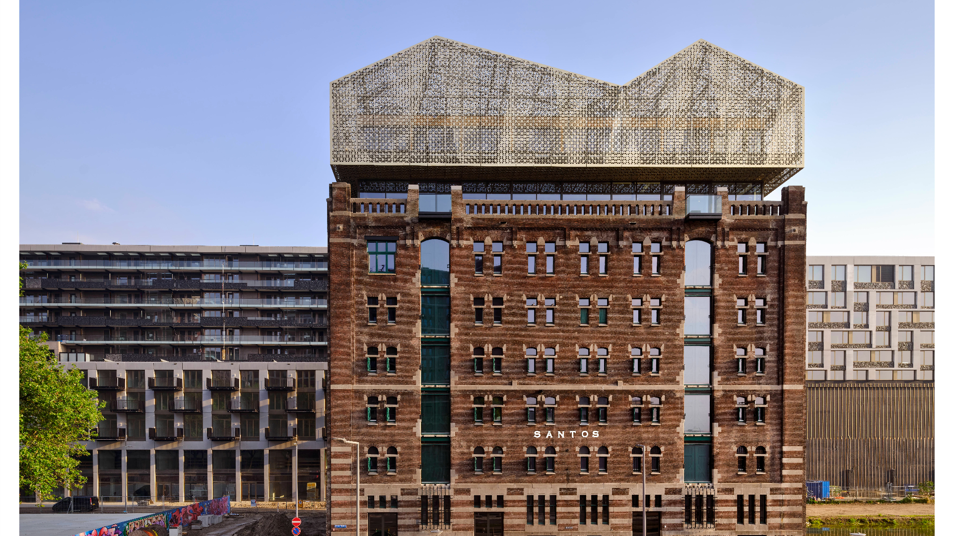 Het nieuwe onderkomen van het Nederlands Fotomuseum. Het Santos-pakhuis heeft uitbreiding gekregen op het dak