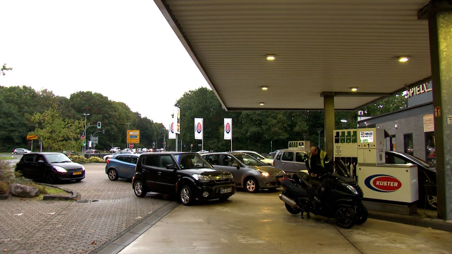 Nederlanders in de rij bij een Duits tankstation.