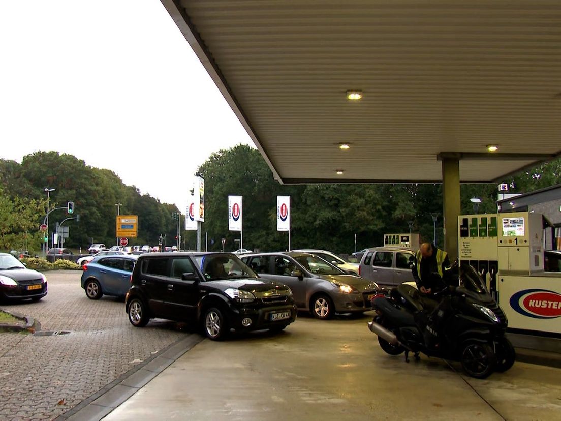 Nederlanders in de rij bij een Duits tankstation.