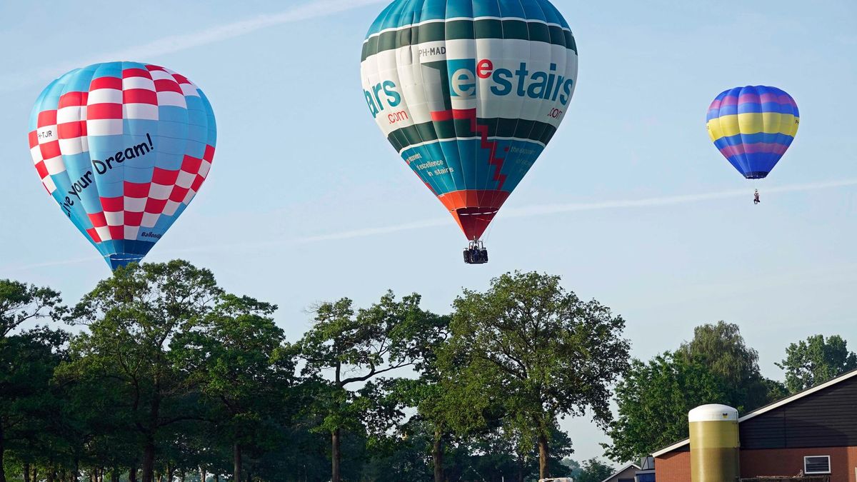 Unieke tocht met eenpersoonsballonnen eindigt in Barneveld: 'Lekker romantisch'