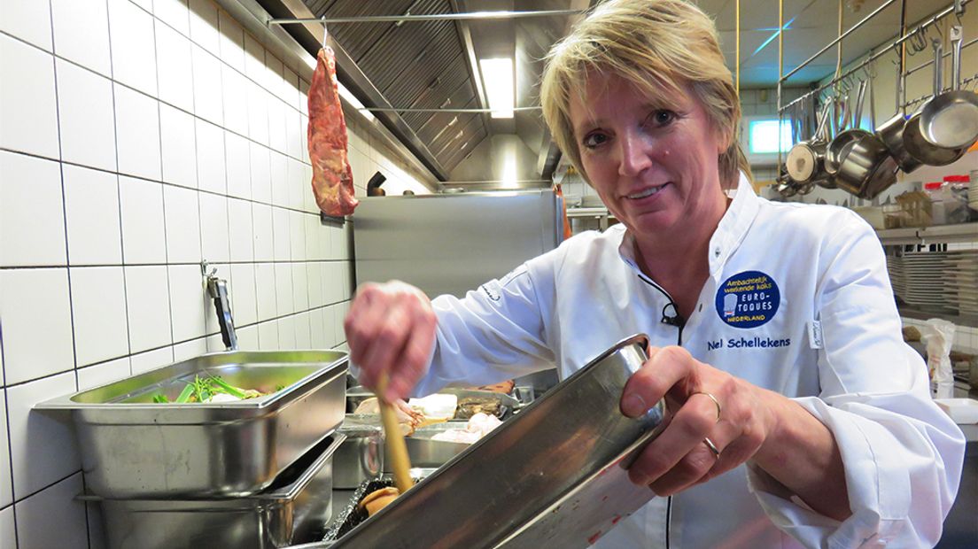 'Ik ben altijd aan het koken. Als het niet in de keuken is, dan is het wel in mijn hoofd.' Toch stopt kop-tot-kont-kok Nel Schellekens met haar restaurant De Gulle Waard.