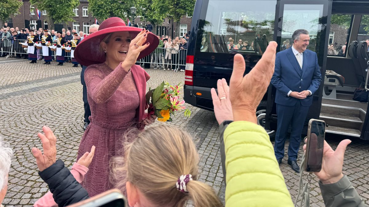 Koningspaar arriveert in uitgelaten sfeer in Wessem voor streekbezoek: eerste koningsselfie binnen